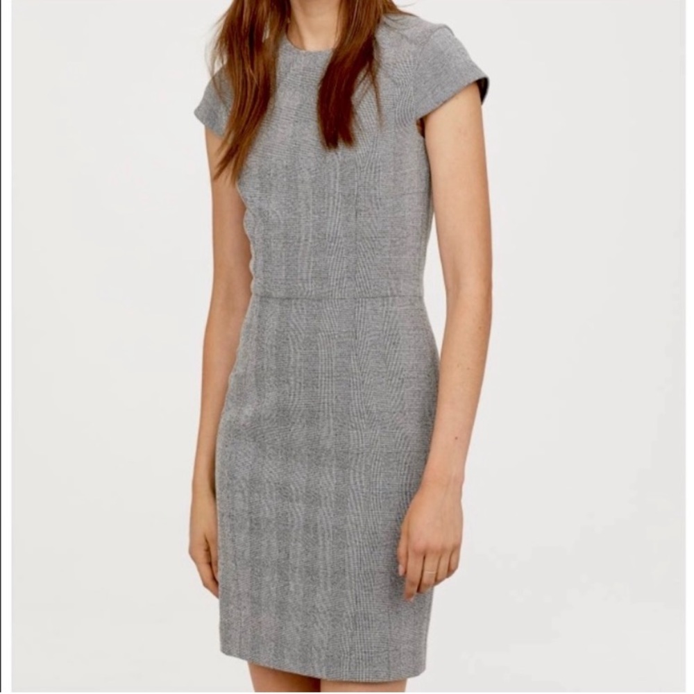 H&M Black and White Houndstooth Print Cap Sleeve Dress
